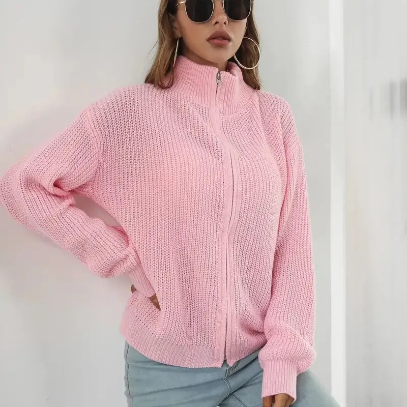 Gestrickte Jacke – Hoher Kragen, Reißverschluss und Puffärmel